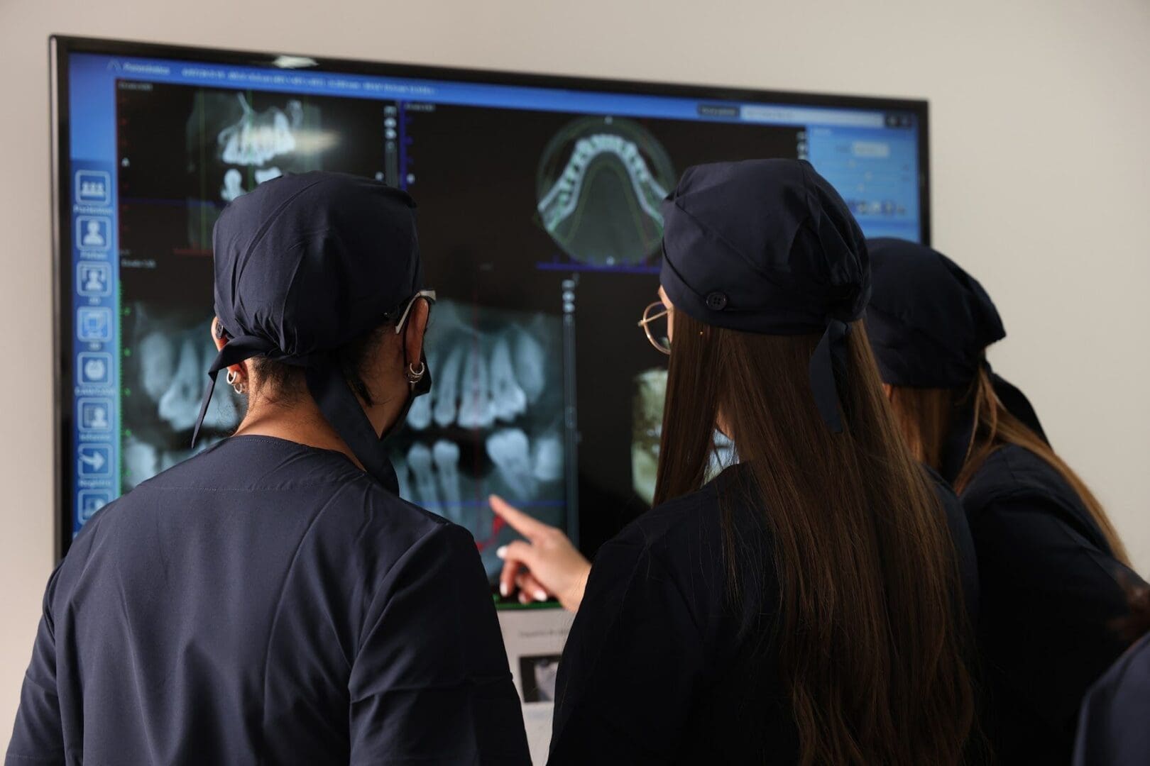 Participants reviewing a CBCT scan during treatment planning